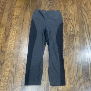 New Nike Cropped Leggings Women’s Size Small Gray and Black
